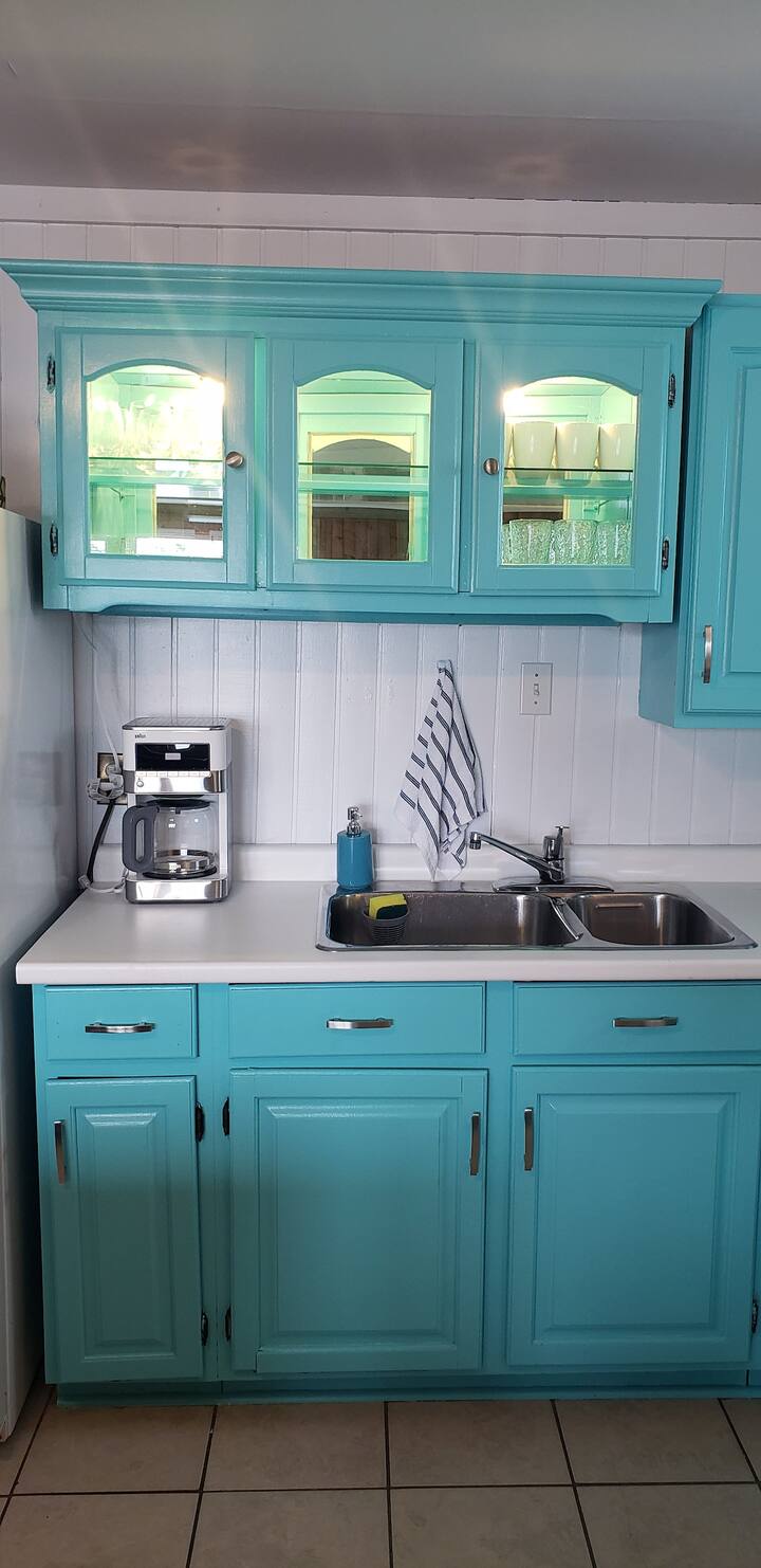 Cute 3 Bedroom Cottage, 1 min walk from the beach.