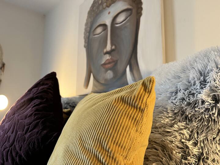 Მთავარი საძინებელი სახლის სტუმრის მიერ დახატული ბუდას ნახატით. 