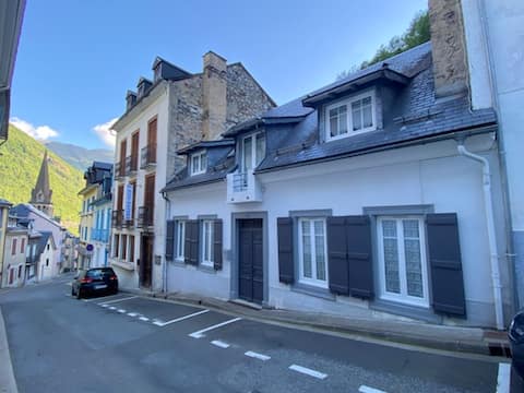 Large cottage, 6 bedrooms, sleeps 18 max