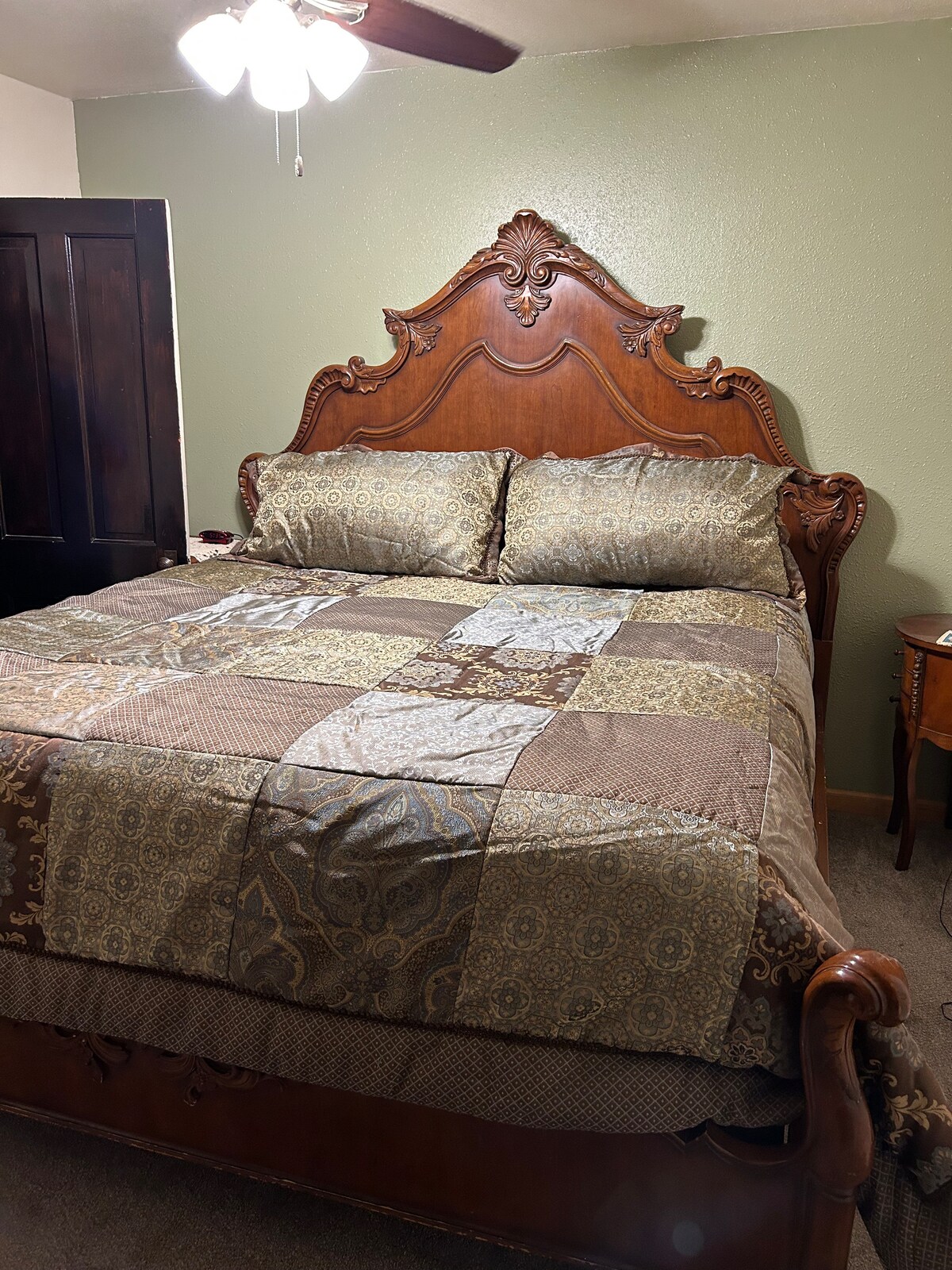 Kitanda cha ukubwa wa juu cha mfalme kilicho na kumbukumbu, povu, na mto wa juu katika chumba kikuu cha kulala.