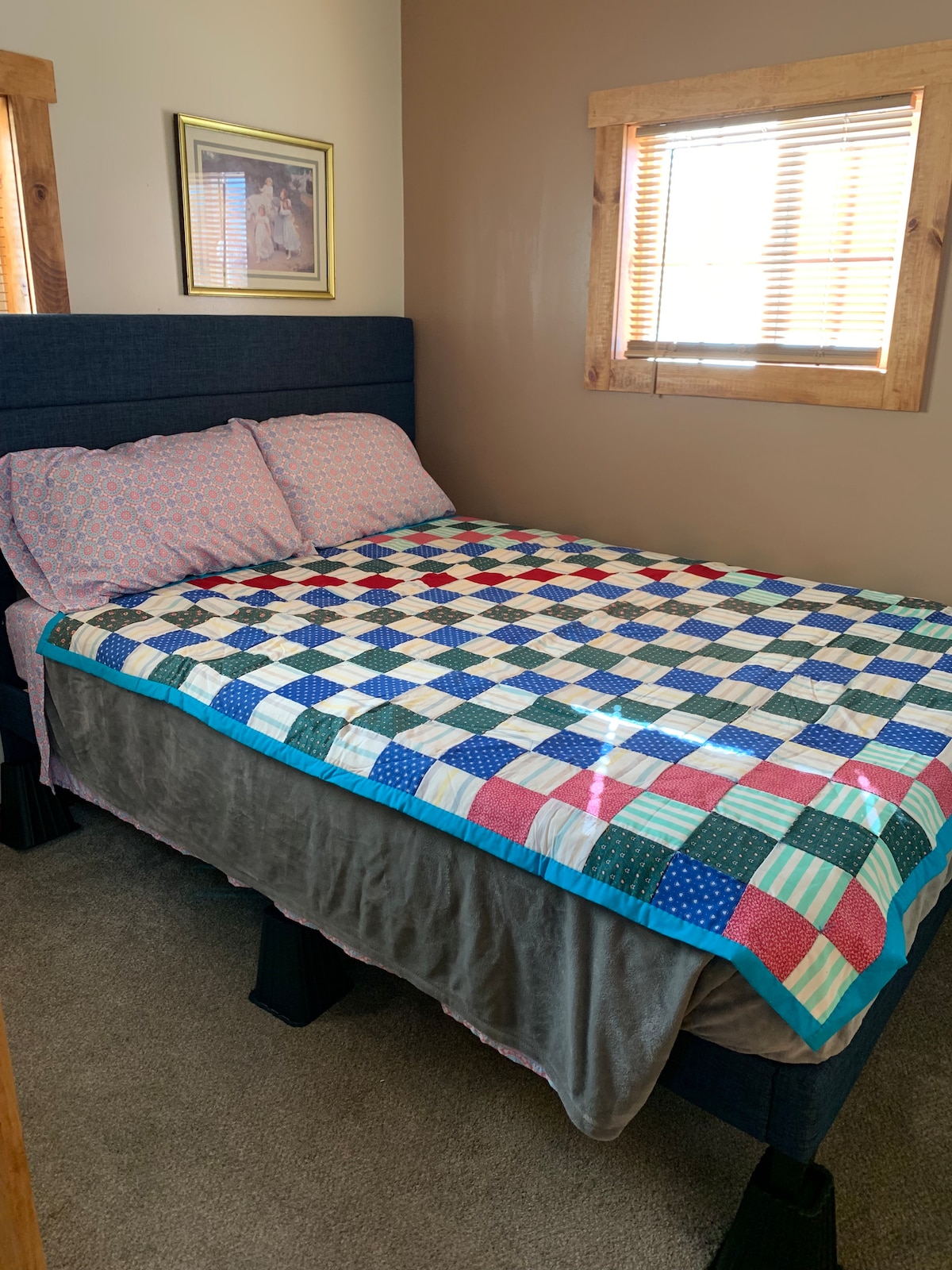 Chumba cha kulala cha watu wawili kilicho na kitanda kipya cha ukubwa wa malkia. Chumba hiki cha kulala pia kina televisheni yenye vifaa vya kutosha kwa ajili ya vituo vya eneo husika na ni eneo zuri la michezo ya video.