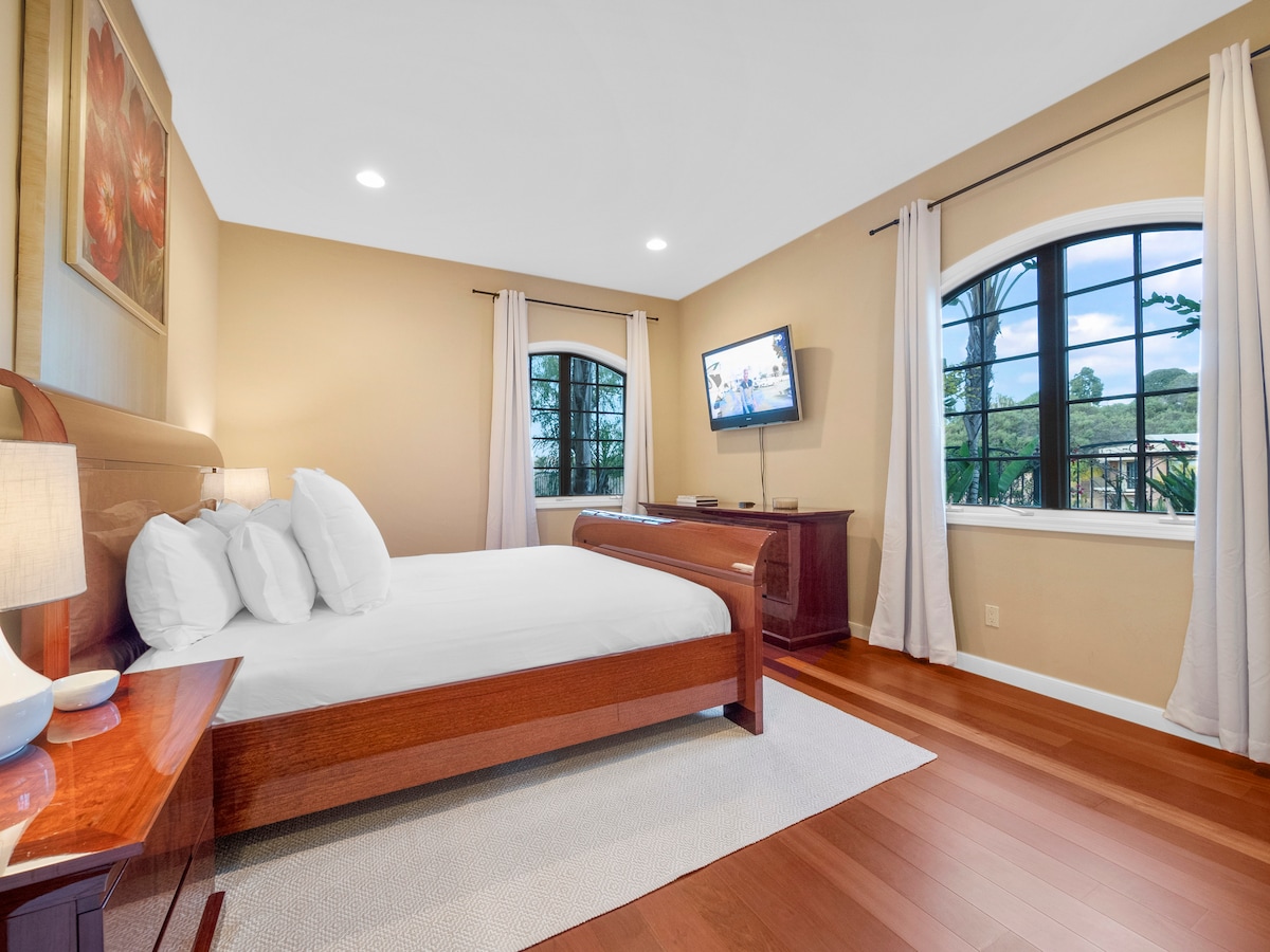 Downstairs Bedroom - King Bed - ADA size access door