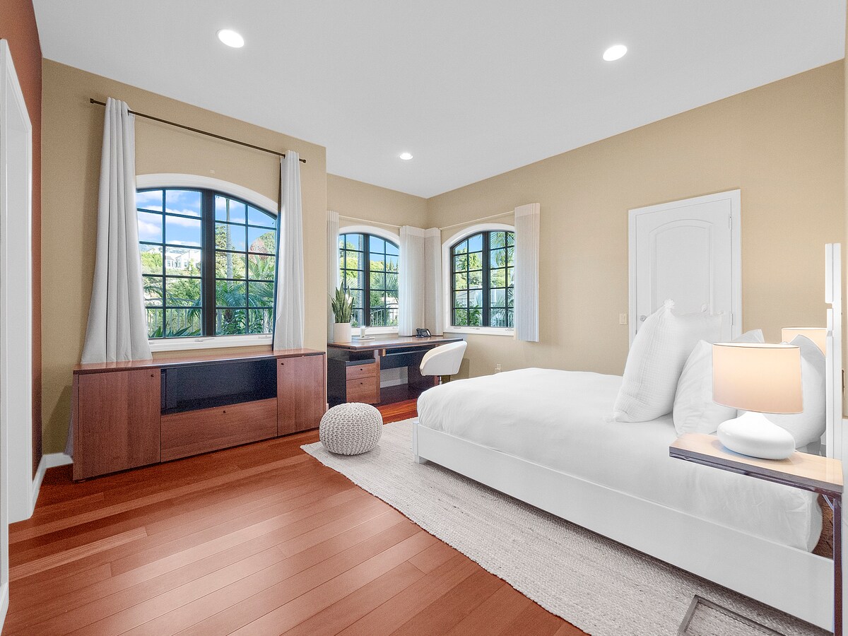 Down Stairs Bedroom - Queen Bed