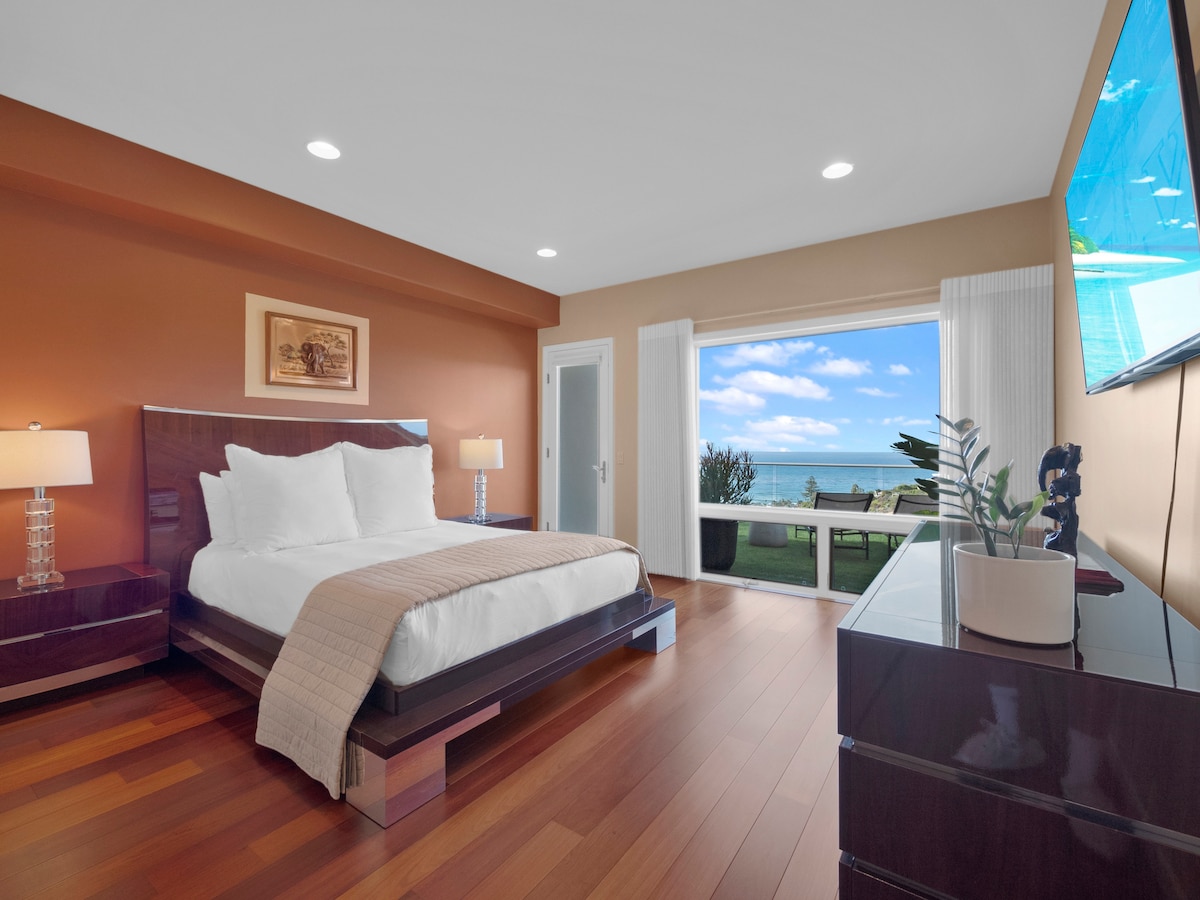 Upstairs Bedroom - Queen Bed - Ocean View + West facing balcony