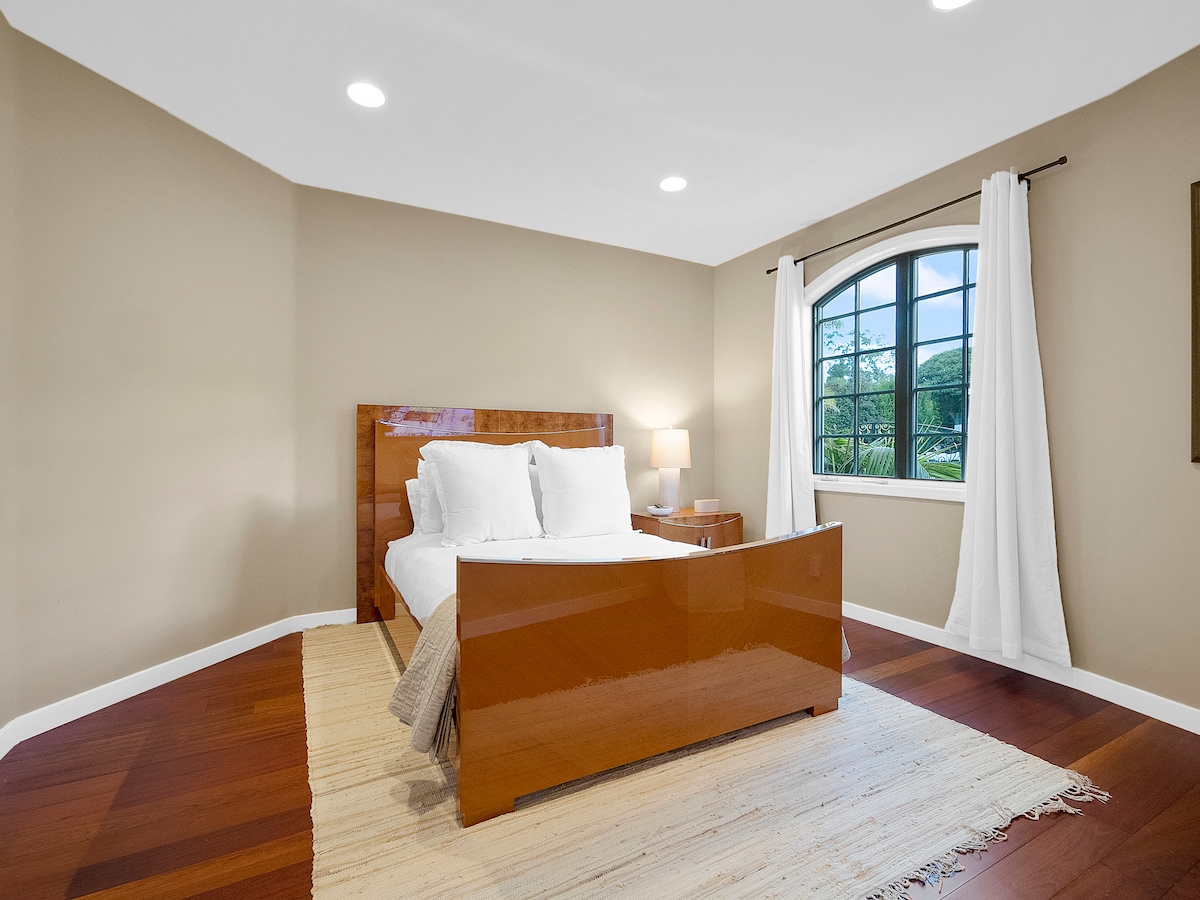 Downstairs Bedroom - Queen Bed