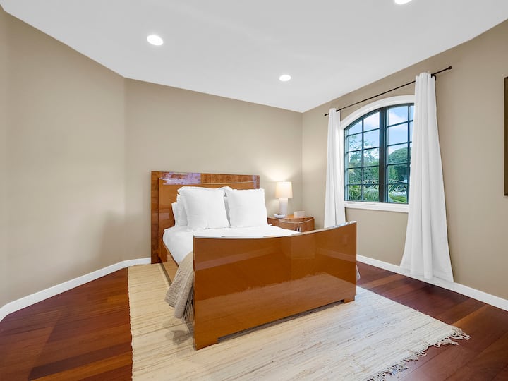 Spavaća soba na donjem spratu - bračni krevet (širine 