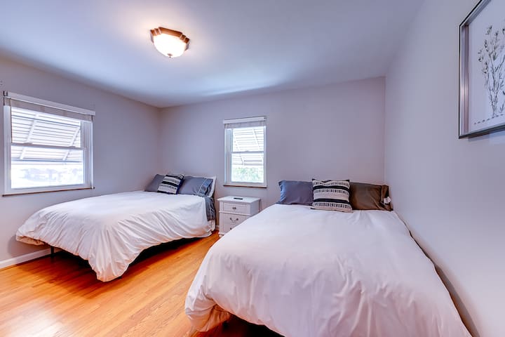 #3 საძინებელში მეორე სართულზე არის ორი სრული საწოლი სმარტ-ტელევიზორით. Იდეალურია ბავშვებისთვის, რომ სტუმრობისას საკუთარი საცხოვრებელი ჰქონდეთ