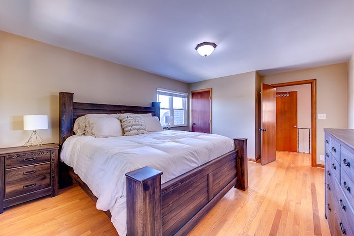 Მთავარი bdrm მეორე სართულზე გამოირჩევა ორი დიდი ზომის კარადა და დიდი საწოლი საკმარისი კომოდით 