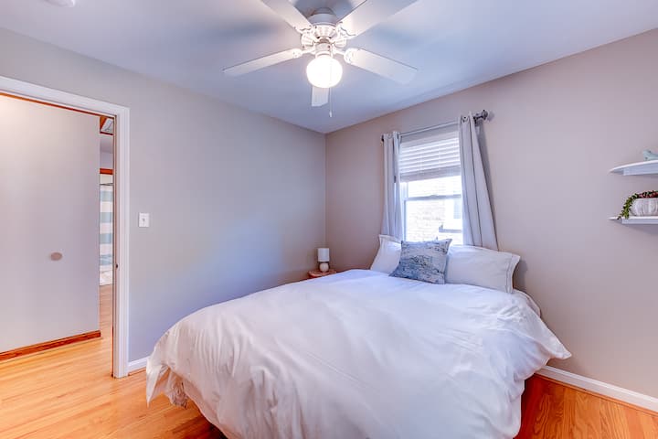 # 2 საძინებელი მე-2 სართულზე, ორადგილიანი საწოლით და სრული ზომის კარადით  