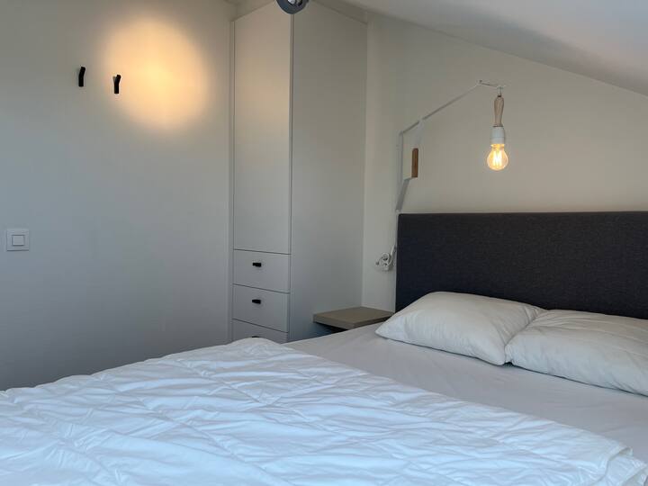 Roditelji u spavaćoj sobi - bračni krevet