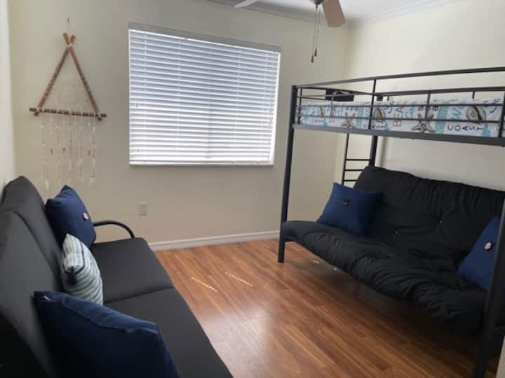 Twin bunk juu ya Queen futon na malkia futon upande mwingine 