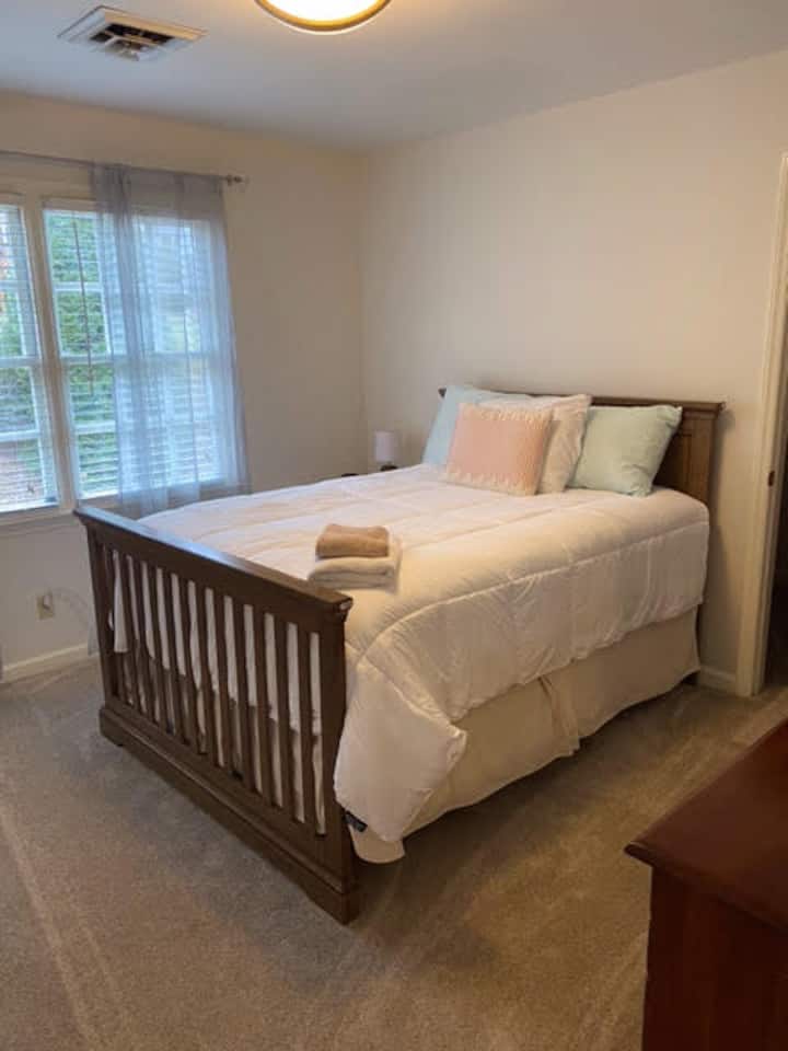 Спалня 3 е красива и просторна, с привлекателно двойно легло 