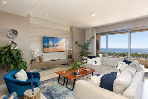 NEW LUXURY condo with the best view to the ARCH.