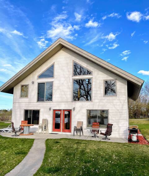 Year-round fun at Ottertail lakefront cabin!