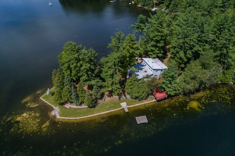 Modern yet cozy 5-Bedroom Renovated Cottage on a private Pennisula.