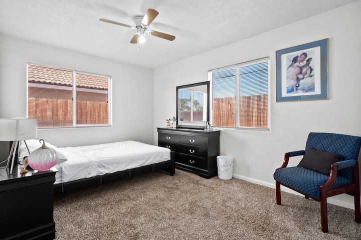 Основна спалня с двойно легло queen size и баня и тоалетна.