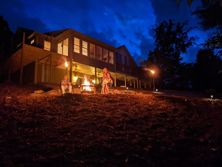 Stunning 4+ BR waterfront home for lakeside fun! Houses for Rent in