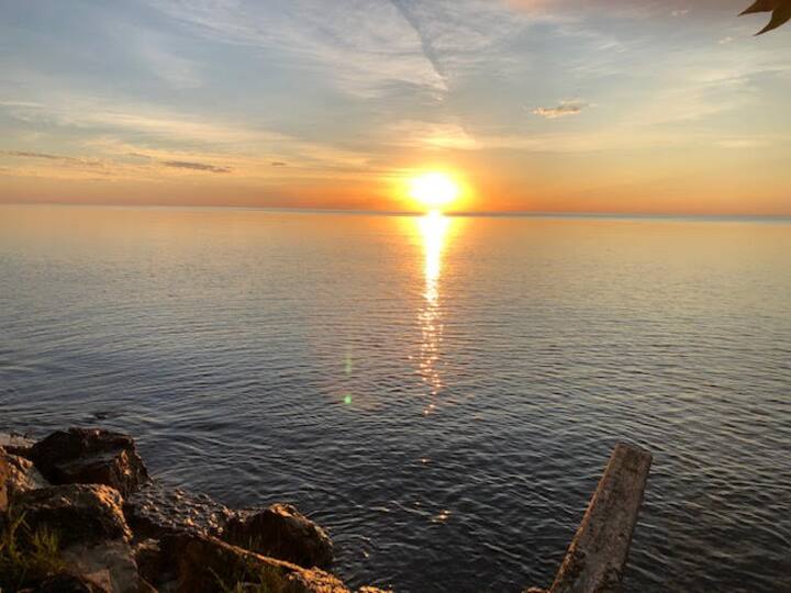 Picha ya Relaxing 3 bedroom cottage on Lake Michigan 1
