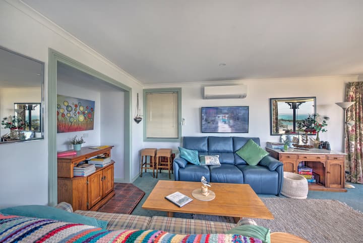 Coronella: A Comfy Home With Beautiful Ocean Views - Bridport
