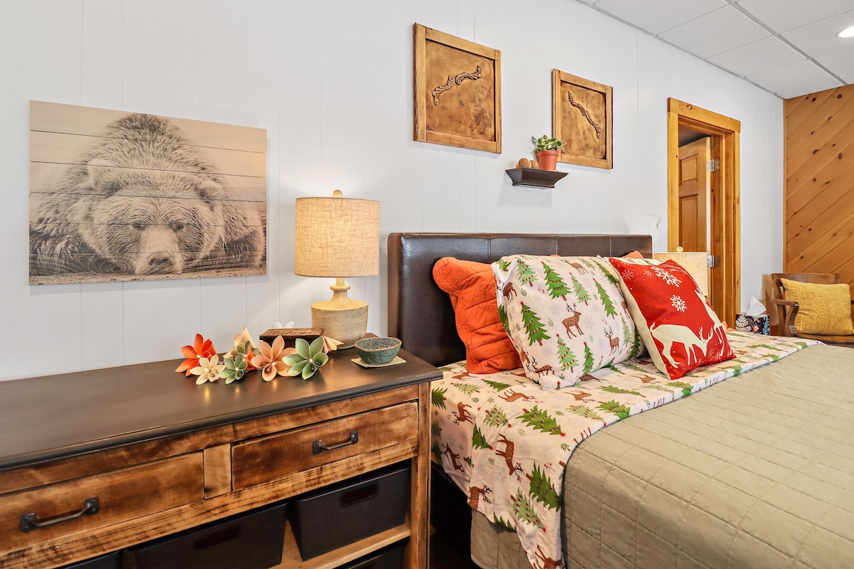 Dormitorio de concepto abierto de nivel inferior perfecto para una zona cómoda y acogedora para despertarse, dormir la siesta o simplemente relajarse mientras se ve la televisión o la gran belleza del aire libre.  Este es, en mi opinión, el mejor espacio de la casa :).