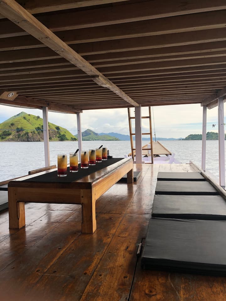 Km. Vini Boat Charter Labuan Bajo Komodo - Labuan Bajo