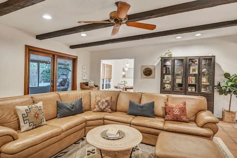 Top performing Airbnb: Renovated Mid-Century Home | Lg Yard | 15m to DT in Gracy Woods