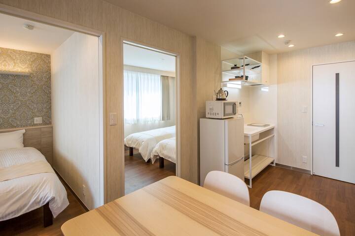 ◆浅草エリア◇キッチン・テーブル・冷蔵庫完備◆バルコニー付4名用◇Hotel SAILS◆ gallery image 3