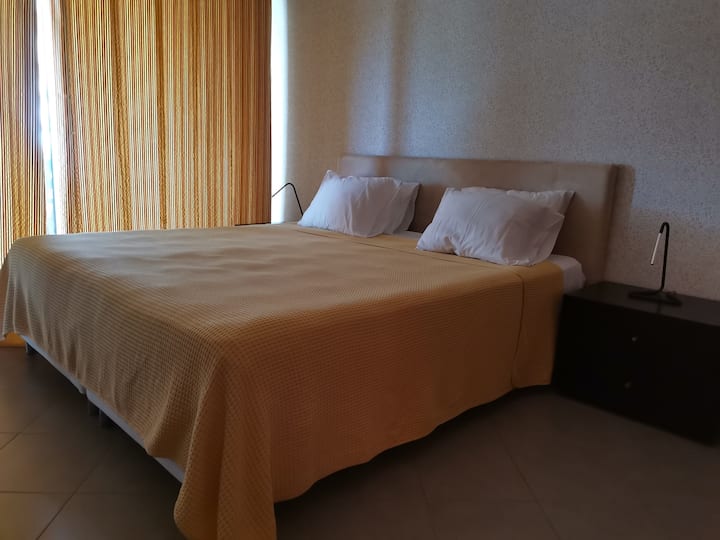 غرفة بسرير 180 × 200