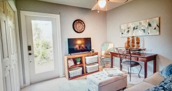 Charming 1 Bedroom Apartment - Port Charlotte, FL