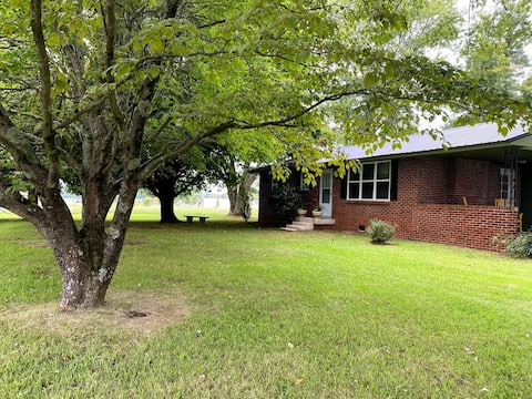 Meme's Place- 6 miles from The Caverns!