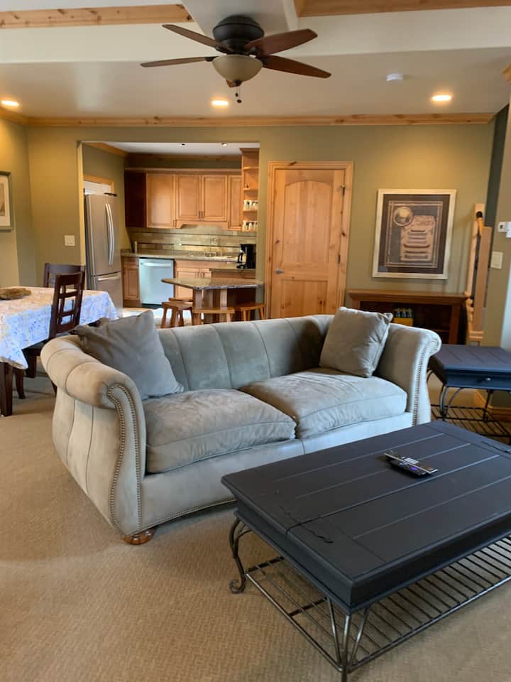 Cozy Hideaway - Fire Places, Jacuzzi & King Beds - La Crosse, WI
