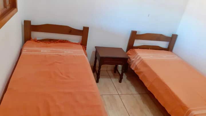 Dormitorio 3: camas dobles con colchones súper cómodos y ventilador de techo.