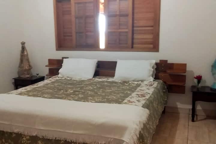 Dormitorio 1 - suite principal - con una cama tamaño king, ventilador de techo y baño completo.