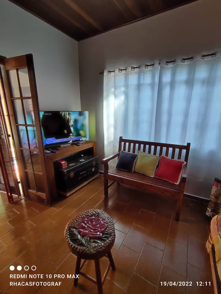 ห้องนั่งเล่นพร้อมทีวีและมินิบาร์