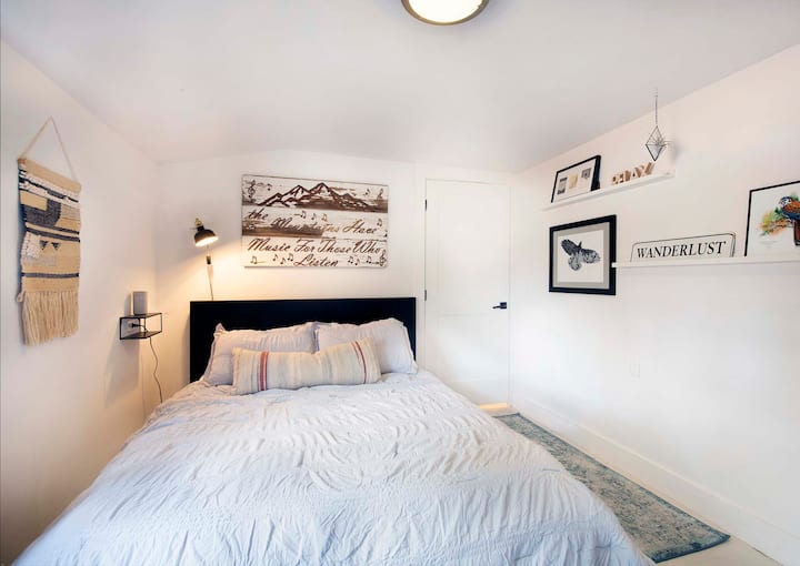 The Cedar Street Retreat כולל חדר שינה אחד עם מיטת קווין סייז, כיסוי למזרן טמפורפדי ומצעים רכים. 