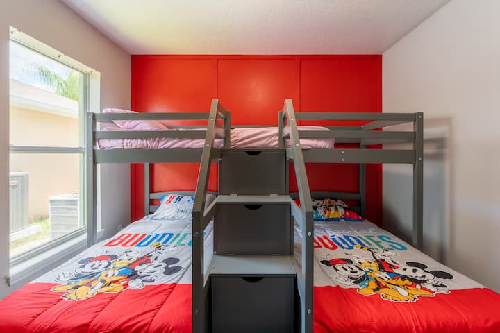 Kitanda cha watu watatu katika chumba cha mtoto 