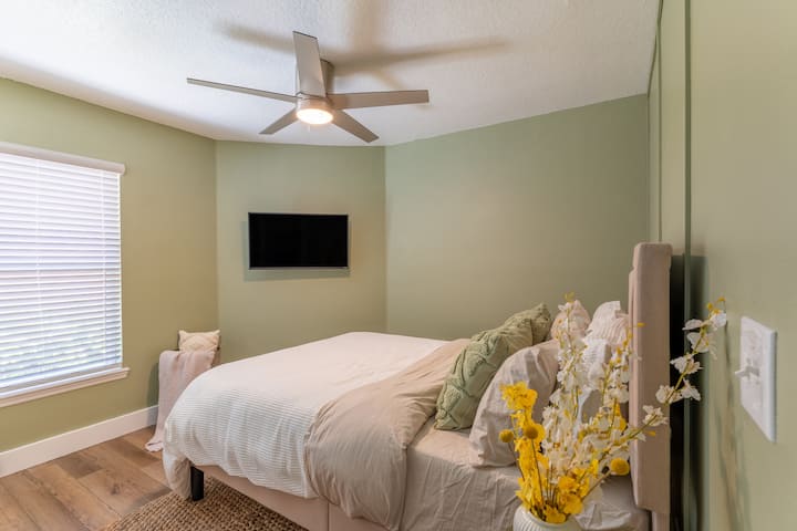 Chumba cha kulala cha mgeni cha Malkia kilicho na kitanda cha sponji cha Tempur-Pedic