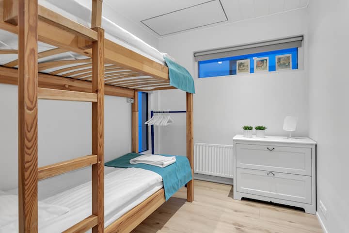 第二间卧室配备了质量非常好的成人尺寸双层床