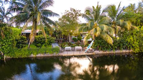 Riverfront Luxury Villa w/Paddle Boards & Jacuzzi!