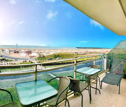 Successful Airbnb property: Beautiful apartment with sea view. in Calais