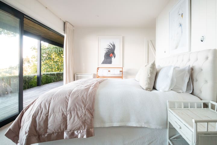 Chumba cha kulala cha mgeni wa 1 kilicho na kitanda cha ukubwa wa Super King na kabati ya kutembea, kushiriki sitaha ya kujitegemea na mwonekano wa ale na choo/bafu na chumba cha kulala cha 2 cha