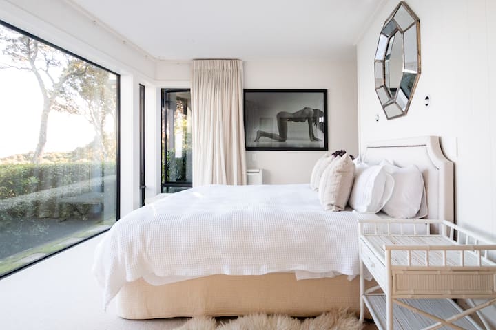 Chumba cha kulala cha Master, kina kitanda kikubwa cha ukubwa wa King, bafu ya chumbani, tembea katika kabati, sitaha ya kibinafsi na bafu ya nje ya mawe, bafu ya mara mbili na bafu ya ndani