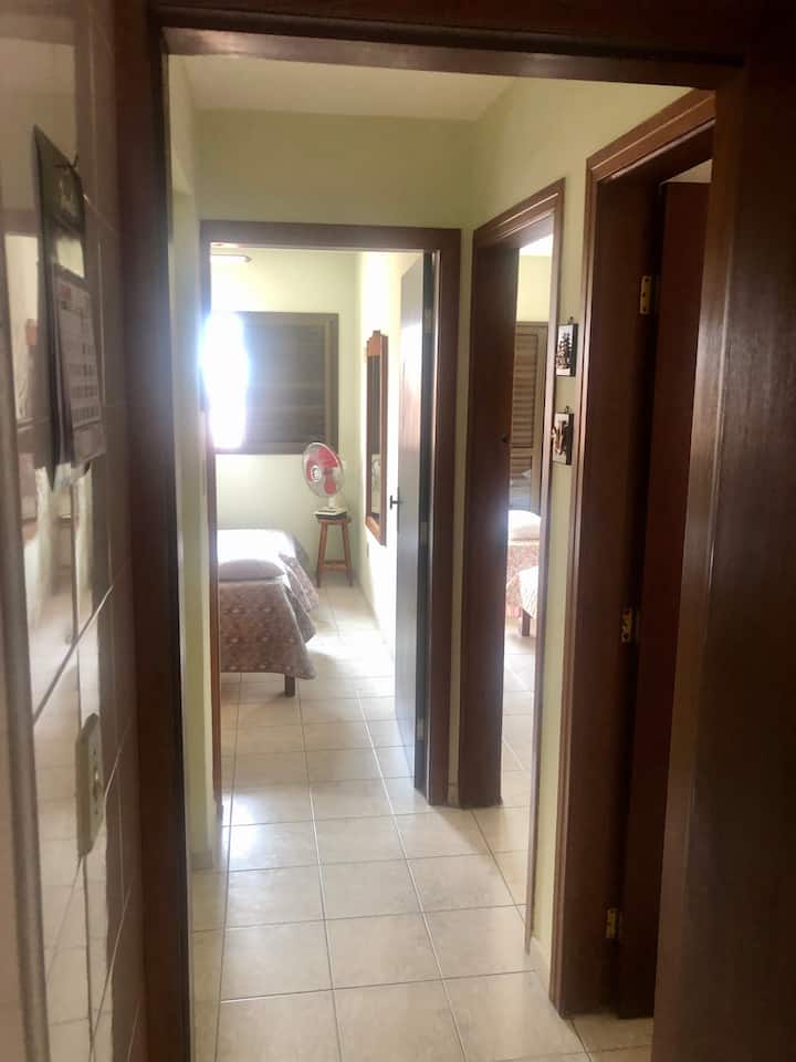 ممر غرفة النوم والحمام.