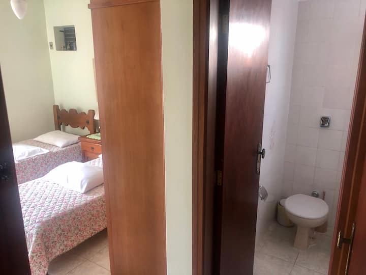 جناح بسريرين مفردين، كونه سرير مزدوج وخزانة ملابس.