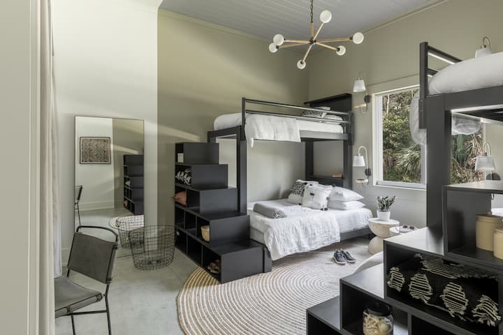 Druhá spálňa má dve poschodové postele. Poschodové postele sú celkom zaujímavé, schody sú knižné police. Sú to dvojčatá v hornej časti a kráľovné v dolnej časti.  