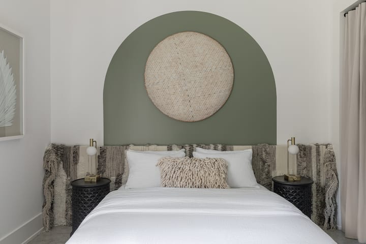 The 3rd bedrom has a queen bad. Interiéroví dizajnéri pre nás vytvorili toto krásne čelo postele. Svetlá vedľa postele majú tiež nabíjacie stanice USB. 