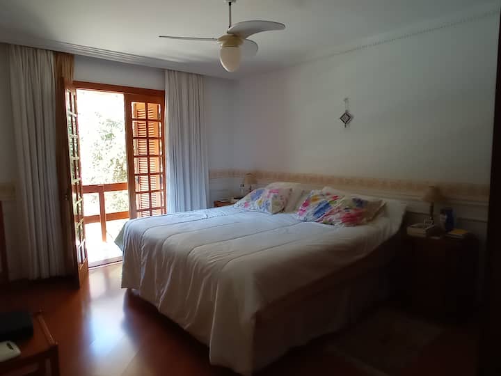 Glavni apartman s ugradbenim ormarom i kadom s jacuzzijem