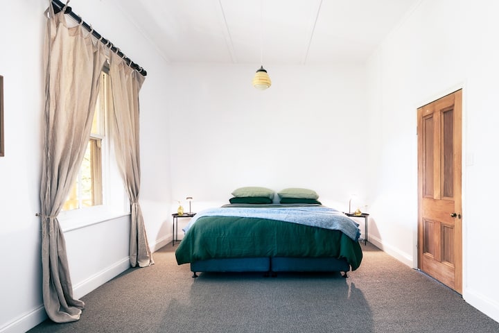 Спална соба 3
Главна спална соба, луксузен брачен кревет (широк 150-179 см), француска постелнина, фрлање алпака. Соблекувална и приватна бања со самостојна бања со ногарки