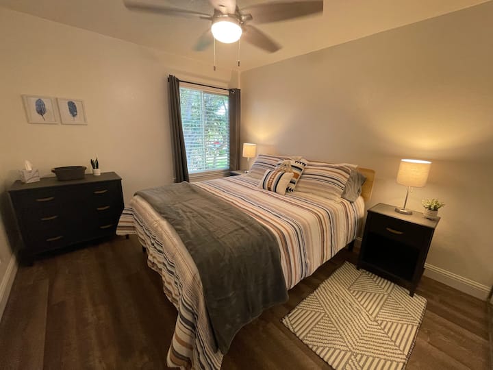 Pokojná a chladná spálňa s luxusnou posteľnou bielizňou, zatemňovacími závesmi, matracom s pamäťovou penou a vrchnou časťou