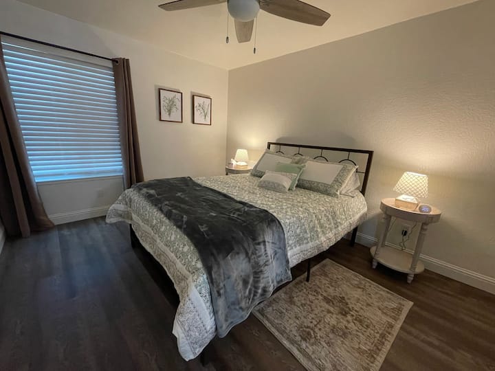 Obrovská hlavná spálňa s čiernymi závesmi, matracom s pamäťovou penou a vrchnou časťou